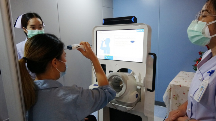 中華電信和吞武里醫院31日簽署智慧醫院合作意向書，圖為院方人士示範如何使用All in One生理量測站。