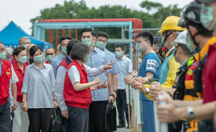 總統校閱軍、警、消、醫護、市府同仁及民防單位，對參演人員的災害防救演練，表達肯定及慰勉之意