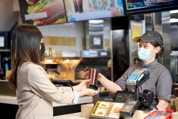 七月起，自備飲料杯在連鎖飲料店、便利商店、速食店及超級市場買飲料，可至少省5元。 (圖：麥當勞提供/中央社)