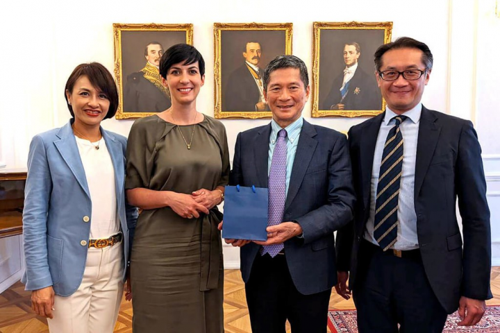 Culture Minister Lee Yung-te (李永得, second right), meets with Czech parliament speaker Markéta Pekarová Adamová (second left) in Prague. The two are joined by Taiwan's representative to the Czech Republic Ke Liang-ruey (柯良叡, right) and Lee's wife Chiu Yi-ying (邱議瑩, left). Photo courtesy of the Ministry of Culture