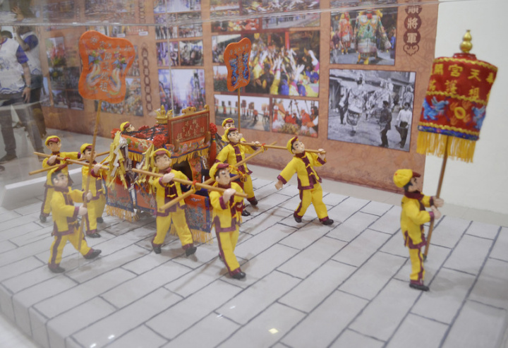 嘉義新港奉天宮30日起在嘉義市耐斯廣場購物中心舉辦「百年元宵 新生不息－新港奉天宮遶境特展」，展出新港奉天宮水噹噹義工團耗時18個月手工製作的元宵遶境公仔行列。