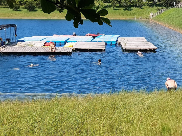 台東縣活水湖環境優美，但潛藏危險性，目前活水湖的管理方式採申請許可制；縣府後續辦理招商，配置足夠救生員後，開放特定區域及時段供民眾游泳戲水。（台東縣政府提供）