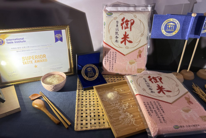 台東區農業改良場和聯米企業有限公司8日舉行水稻 「臺東35號」非專屬技術授權儀式，聯米企業董事長莊麗珠表示，「臺東35號」經農友試種大獲好評，商品「御米」送往比利時參加國際風味評鑑，更榮獲風味絕佳獎章一星獎肯定。