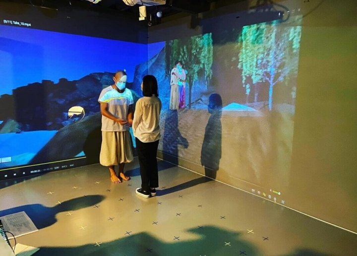台北科技大學教授曹筱玥的VR作品「藍眼淚」，以馬祖的藍眼淚出發，結合古早的海上傳說，訴說動人的愛情故事，日前榮獲美國洛杉磯電影獎（LAFA 2022）最佳虛擬實境獎（Best Virtual Reality）肯定。（北科大提供）
