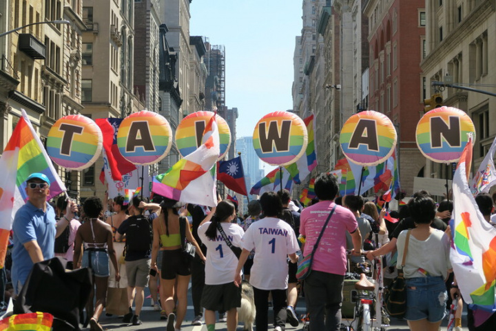 紐約市驕傲遊行26日登場，台灣隊伍呈現以TAIWAN字母排列的彩虹氣球，在曼哈頓第五大道上格外顯眼。