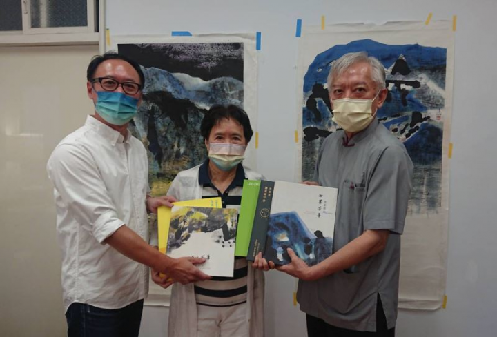 國美館梁永斐館長(右1)拜訪藝術家李重重（中）洽邀展覽合作，左為李重重公子藝術家耿皓剛