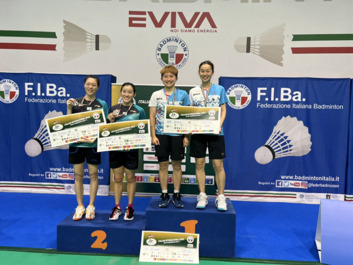 女雙團體林琬清（右2）及許雅晴（右1）在「2022義大利國際羽球系列賽」5日總決賽中，用30分鐘不到的時間以兩個21：8直落二漂亮成績，打敗新加坡選手，贏得女雙冠軍。（蔡佳欣提供）