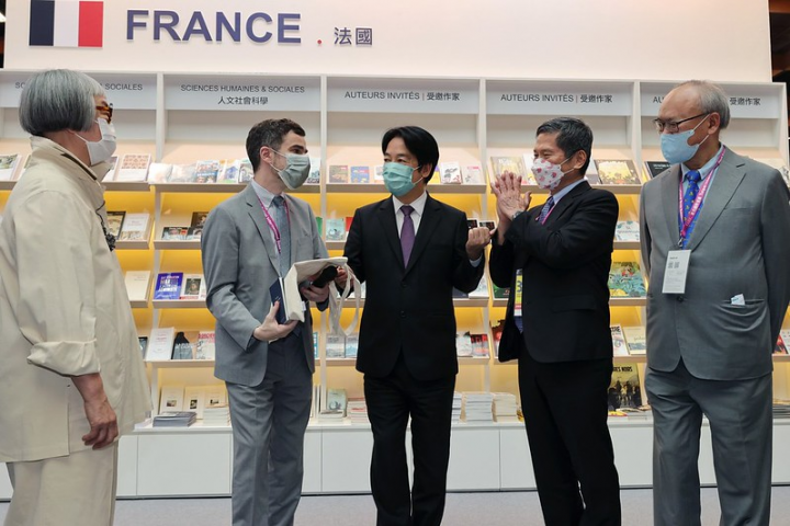 副總統與貴賓參觀法國主題館等展區