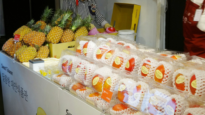 在首爾市內16家現代百貨實體超市及線上平台舉辦的Sweet Taiwan活動，不僅能買到愛文芒果及鳳梨，還有牛軋糖、鳳梨酥、紅豆餅等多樣台灣農產加工食品。
