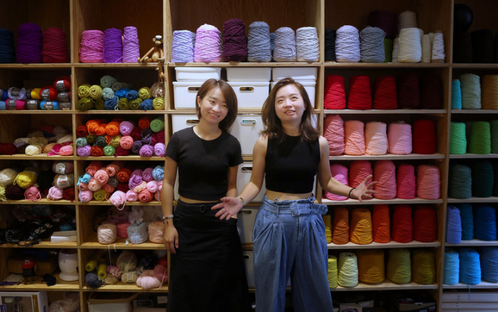雙胞胎姊妹陳亞琦（右）與陳亞筑（左）以V&J studio工作室共同展開毛線藝術創作，兩人從小和縫紉結緣，分別源自奶奶與母親。奶奶喜愛織毛衣，姊妹從國小一年級就從奶奶那裡學到毛線活，而學會拼布則是因媽媽的緣故。