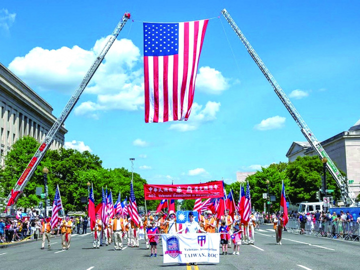 華府榮光會組成中華民國與美國國旗旗隊，在華府遊行，陣容壯盛。