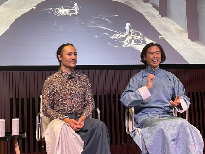 出身台灣的知名藝術家李明維以參與式藝術享譽國際，作品「如實曲徑」原定在全球當代藝術重鎮倫敦「泰特現代美術館」2020年的20年館慶當年登場，因疫情延至今年5月，館方採高規格策展和接待。李明維（右）27日在座談會上說，每件事終究都會在最恰當的時刻發生。