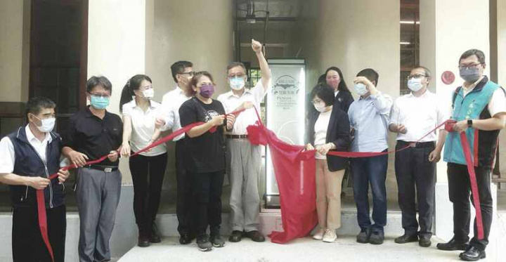 「澎好青共創實驗基地」15日在洪根深美術館舉行揭牌儀式，澎湖縣長賴峰偉（左6）等人出席剪綵。