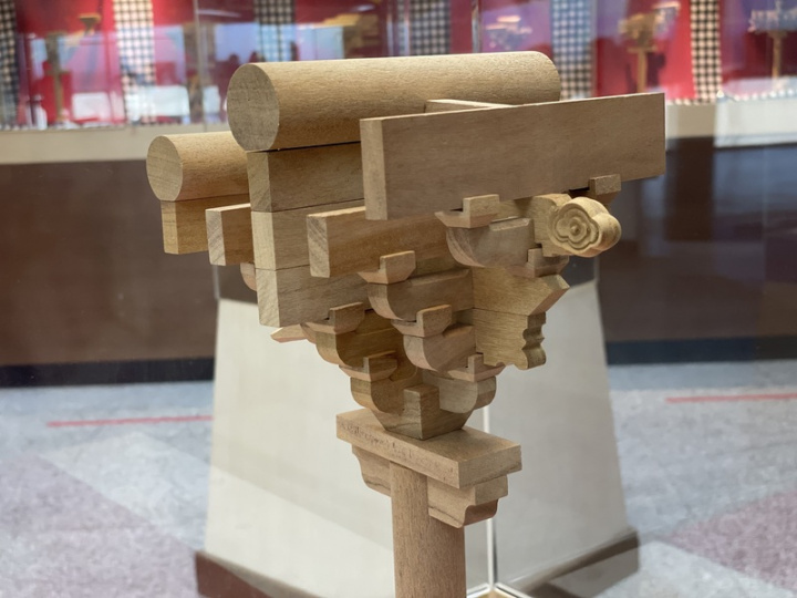 斗拱是東亞地區木建築關鍵部件，金門木作匠師李錫福在金門航空站展出「斗與拱的對話」，共17件作品。圖為三踩斗。