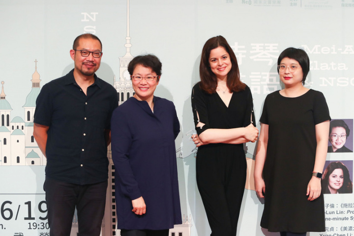 國家交響樂團（NSO）「詩琴畫語」音樂會將於18、19日分別在台北國家音樂廳、高雄衛武營登場，旅美指揮家陳美安（左2）、俄籍鋼琴家茲拉塔‧喬基耶娃（Zlata Chochieva）（右2）、衛武營藝術總監簡文彬（左1）與國家交響樂團執行長郭玟岑（右1）14日出席記者會，邀請樂迷們到場欣賞精彩演出。