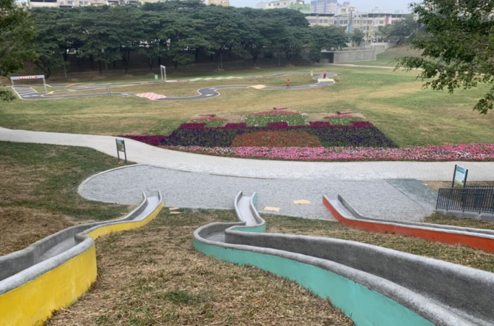 高雄市水利局在寶業里滯洪池打造高雄第一座結合蓄洪空間及遊戲場的多功能活化設施，獲公共建築景觀類建築園冶獎肯定。（高雄市政府提供）