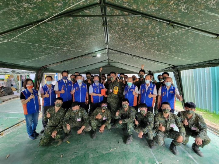 南部地區委顧團前往慰問教召單位並致贈加菜金。（後備指揮部提供）