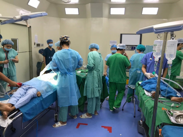 義大醫院團隊到越南義診期間，曾遇到麻醉需要完全靠手動或需要2場手術共用手術室的情況，如今在台灣也是難見場景。（義大醫院提供）