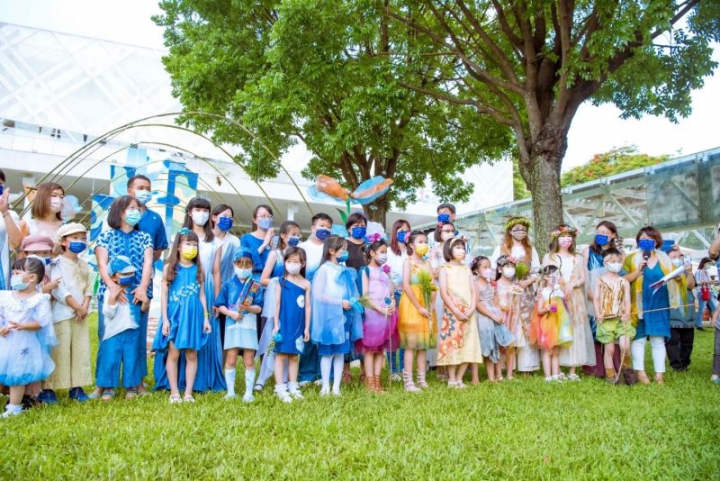 蝴蝶的孩子-大地童顏服裝秀活動，全體參與人員共同合影留念