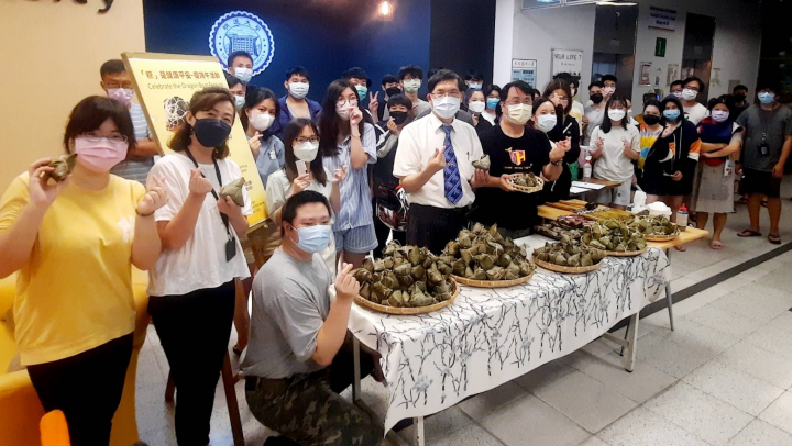 明道大學境外生捐發票獻愛心吃粽子。(明道大學提供)