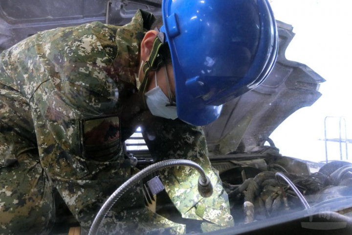 陸軍36化學兵群官兵實施清潔及潤滑等保養工作。（陸軍第10軍團提供）