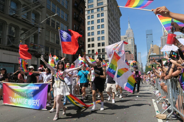 紐約市驕傲遊行26日登場，為3年來首度舉辦，台灣隊伍在曼哈頓第五大道上接受民眾夾道歡迎。