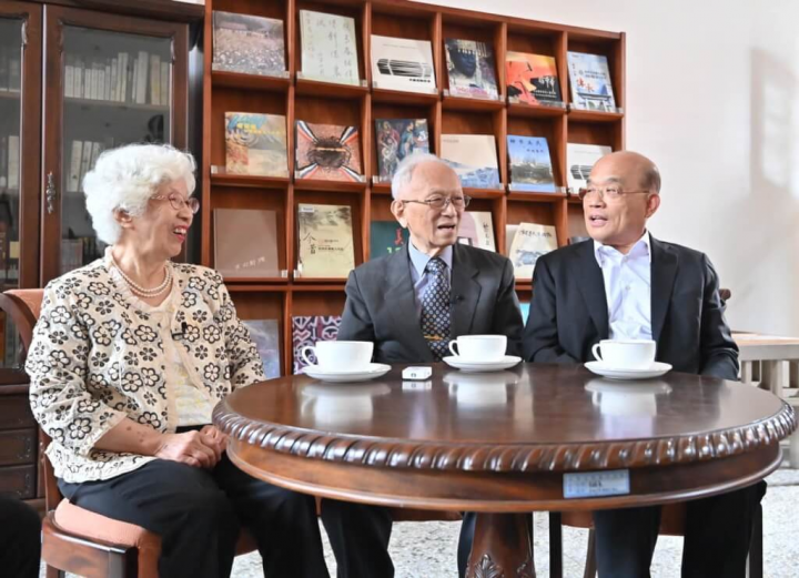 前大法官孫森焱（中）16日深夜10時逝世，享壽88歲。（圖取自facebook.com/gogogoeball）