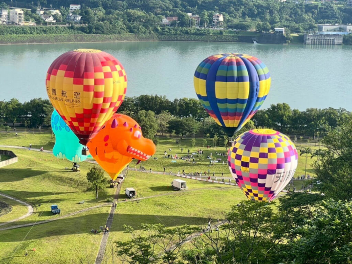 因疫情停辦的桃園石門水庫熱氣球嘉年華今年恢復舉辦，19日早上熱氣球繫留體驗，市府特別安排一名5歲癌童與家人搭乘升空一圓心願，女童開心表示，回家後要把熱氣球畫出來。（桃園市政府觀光旅遊局提供）