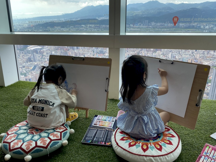 台北101 89樓觀景台以「雲端上的法式夏令營」為主題，舉辦首屆「雲端上的異想城市」繪畫比賽，任由大小畫家從高處揮灑下每個人眼中不同的台北風情。(吳琍君攝)