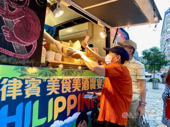 Food trucks dishing out free Filipino cuisine wrap up tour of Taipei