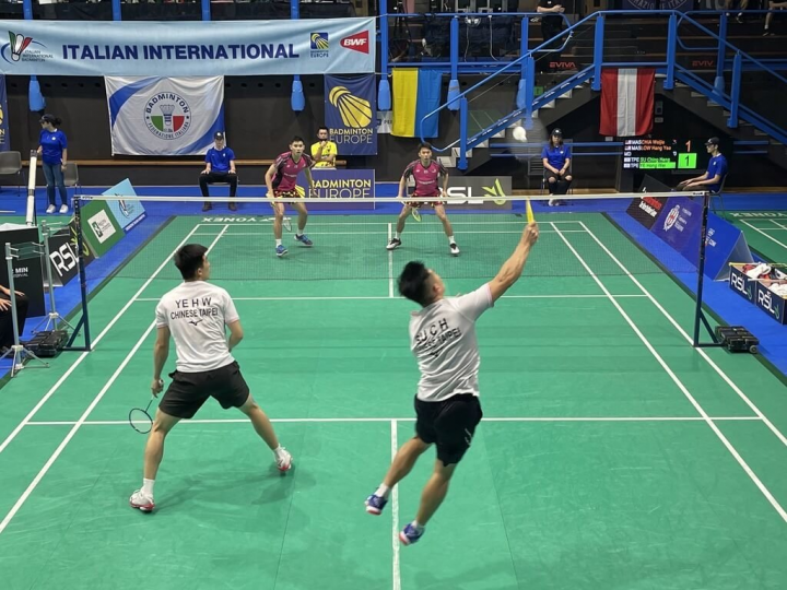 「2022義大利國際羽球系列賽」5日進行總決賽，台灣隊捷報不斷，總共豐收2金1銀1銅。男雙團蘇敬恒及葉宏蔚在決賽與韓國好手金載煥與尹代激戰交鋒後收下銀牌。（駐義大利代表處提供）