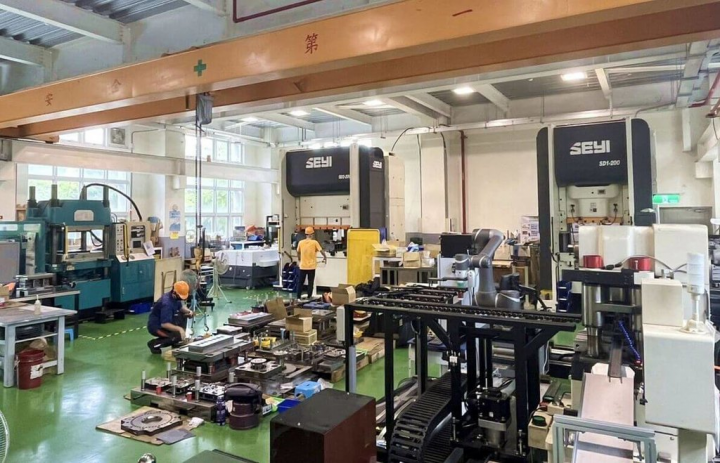 因應後疫情時代航太產業復甦，高雄市政府為加強扶植在地航太業者爭取國際訂單，將於7月攜手國立高雄科技大學舉辦全台唯一的航太板金成形與多軸加工應用實務研習班，建構在地航太金屬加工技術能量、培育在地人才。（高雄市經發局提供）