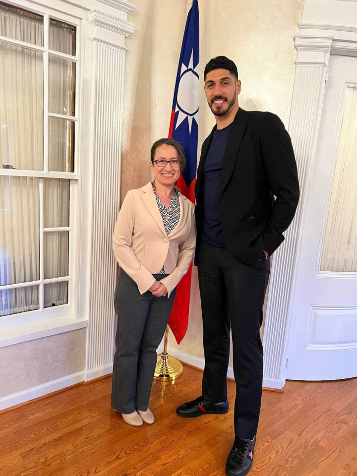 美國職籃NBA球星坎特（右）和駐美代表蕭美琴（左）在華府雙橡園會面。（圖取自twitter.com/EnesFreedom）