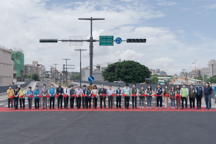 新竹市公道三新闢道路歷經30年於25日正式通車，新竹市副市長沈慧虹（左14）等人出席剪綵。
