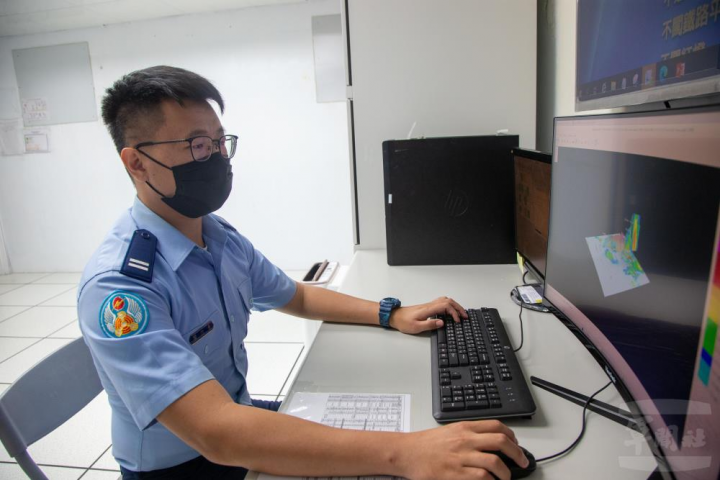 綠島氣象雷達及探空分隊，運用都卜勒氣象雷達與探空作業，提供精準預報天候資訊。（軍聞社記者莊家宏攝）