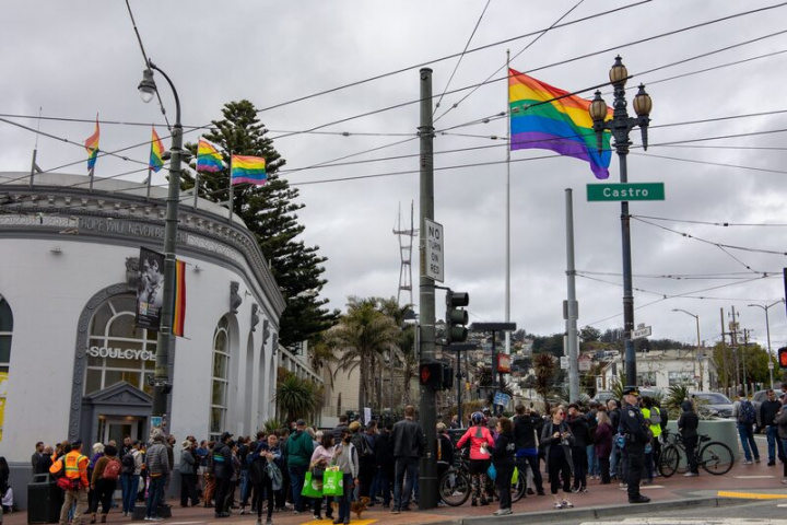 舊金山卡斯楚社區友善LGBTQ，從1970年代起是美國同志運動的重要根據地，地標是空中飄揚的巨幅彩虹旗。圖攝於111年3月27日。