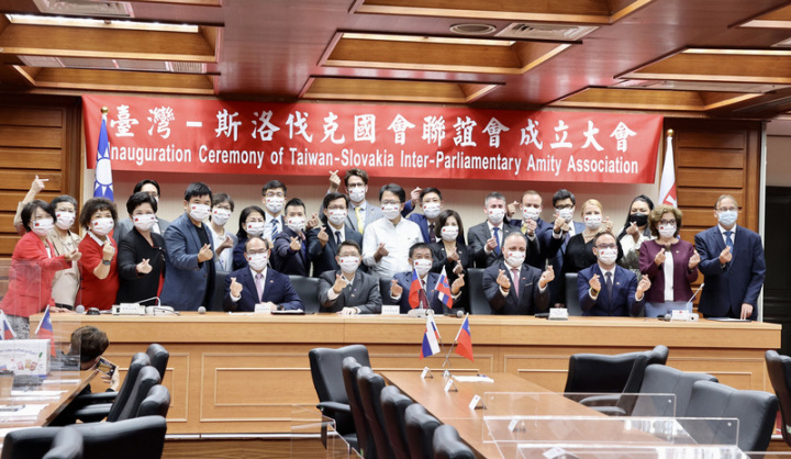 民進黨立委許智傑（前排坐者中）9日在立法院舉行「台灣－斯洛伐克國會聯誼會」成立大會，多名跨黨派立法委員與斯洛伐克國會暨布拉提斯拉瓦省訪問團出席，支持台斯兩國未來有更多的交流與互助。