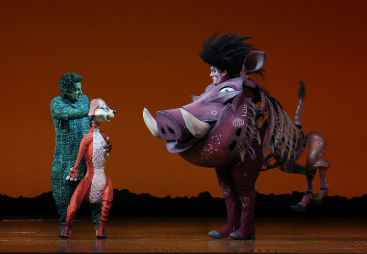 百老匯音樂劇「獅子王」14日在台北小巨蛋舉辦官方記者會，並現場演出精彩片段。圖為「獅子王」經典角色丁滿（左）、彭彭（右）勾起許多劇迷的回憶。