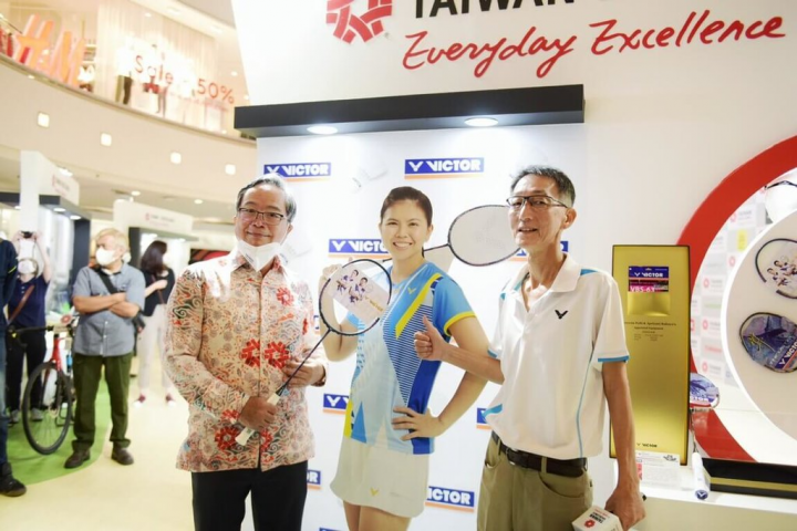 台灣精品週正在雅加達一間購物中心舉行，駐印尼代表陳忠（前左）16日蒞臨並與印尼女子雙打名將波利（Greysia Polii）背板合照。（雅加達台貿中心提供）