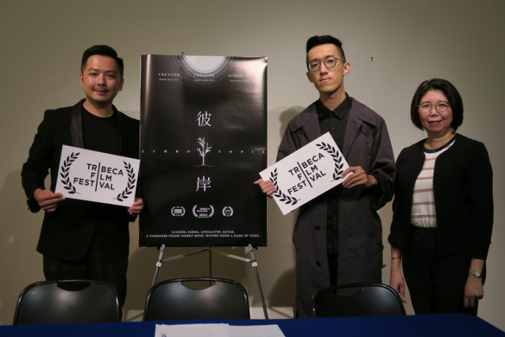 台灣VR（虛擬實境）作品「彼岸」導演謝文毅（中）與高雄電影節VR單元策展人洪珷（左）16日出席記者會，和駐紐約台北文化中心主任張惠君（右）合影。