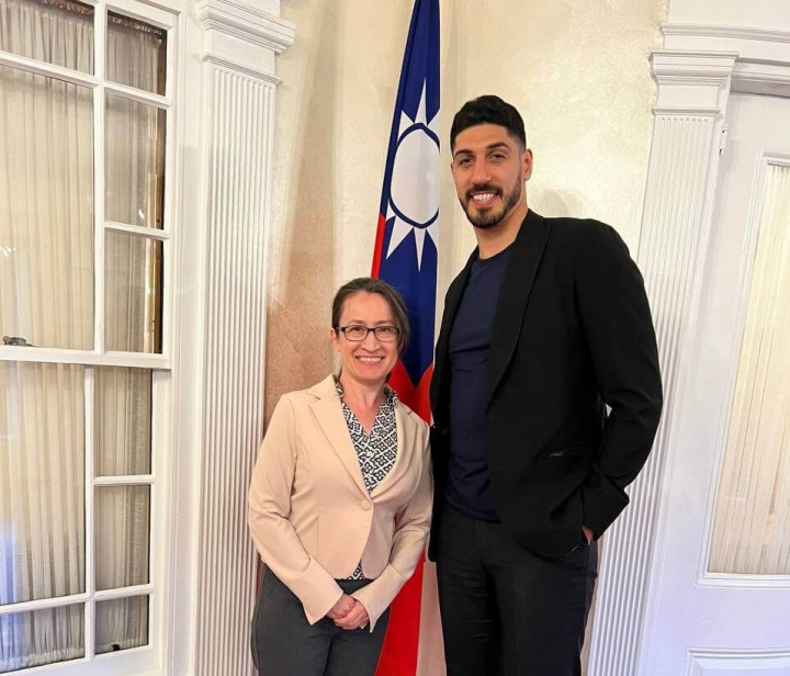 Taiwan's top envoy to the United States Hsiao Bi-khim (left) poses for a picture with professional basketball player Enes Kanter Freedom. Image taken from Hsiao's Twitter page