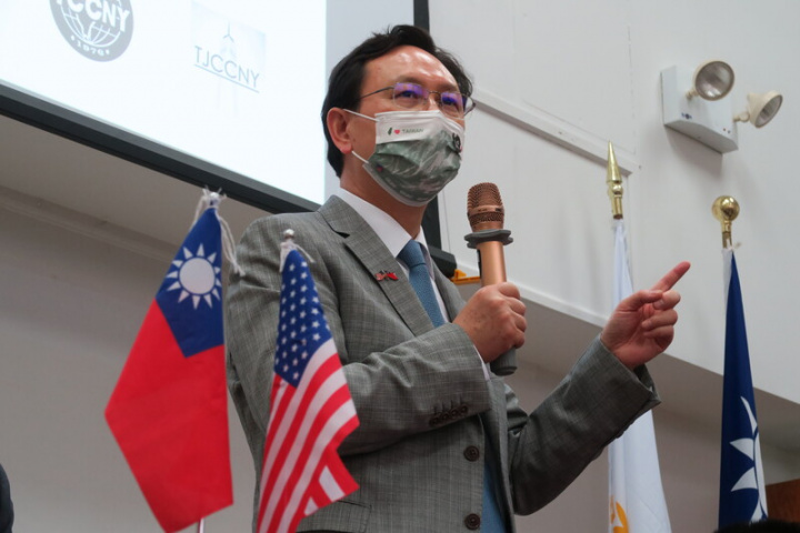 僑委會委員長童振源28日與紐約僑界座談時說，台灣COVID-19疫情可能已過高峰，希望檢疫規定儘快放寬，以利僑胞返台。