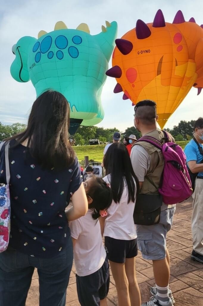 桃園市政府觀光旅遊局表示，今年5歲的潘姓女童被診斷罹患腦癌治療中，勇敢對抗病魔的她，曾用注音在卡片上寫下，去總統府找蔡想想貓咪、希望疫情趕快結束，以及坐熱氣球3個願望；觀旅局19日上午特別安排潘小妹妹與父母、姊姊4人，搭乘繫留熱氣球升空一圓心願。（桃園市政府觀光旅遊局提供）