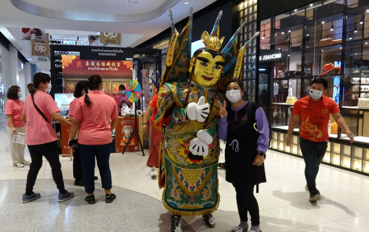 泰國台灣商會聯合總會為了慶祝成立30週年，首度主辦台灣商品展，6月1日到5日在曼谷市中心的百貨公司登場，現場請來三太子助陣炒熱氣氛。