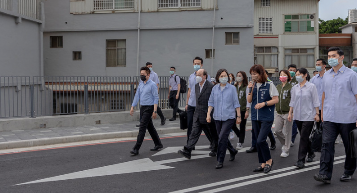 總統步行在公道三路上，沿線視察該路段的施工狀況