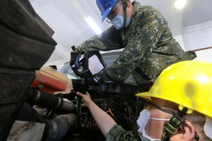 陸軍36化學兵群日前執行主官裝備檢查，官兵實施清潔及潤滑等工作。（陸軍第10軍團提供）