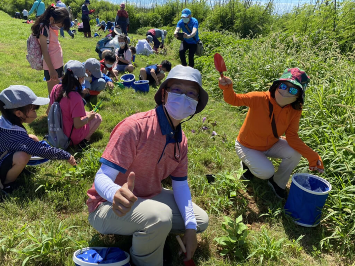 澎湖國家風景區管理處24日號召民眾在西嶼鄉東昌營區種植馬櫻丹等蜜源植物，盼為每年入冬時從日本遷徙過境的青斑蝶打造友善棲息環境。（澎湖國家風景區管理處提供）