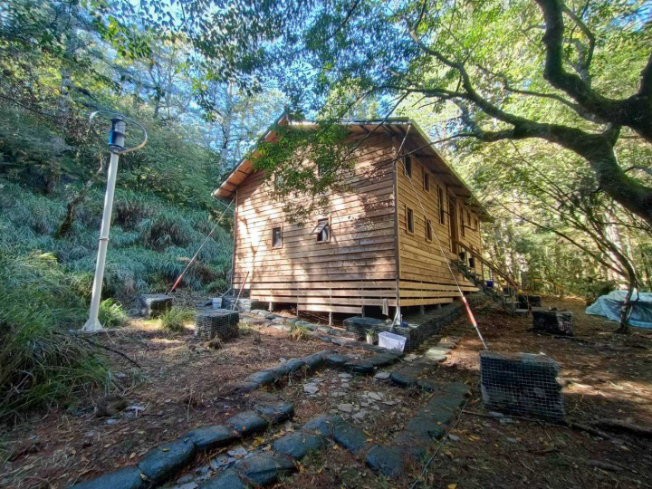 屏風山避難山屋 人力揹負建材740次終完工