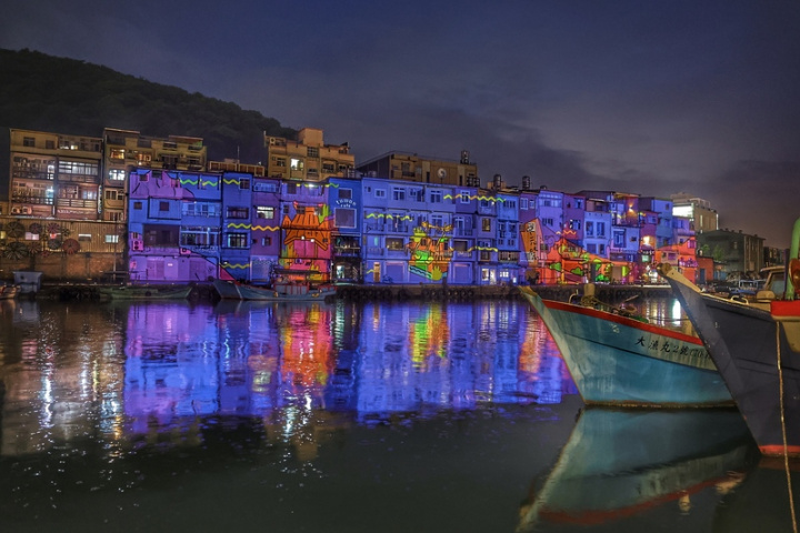 基隆市「2022城市博覽會」將於10日起展開，B展區7日開幕，夜間亮點活動「海派浪漫光雕秀」將在正濱漁港彩色屋登場。