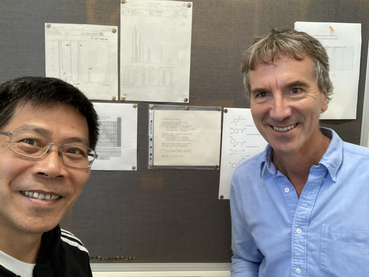 陽明交大傳統醫藥研究所教授蔡東湖(左)與英國劍橋大學Jeffrey W. Dalley教授(右)帶領研究團隊研究發現，瑞德西韋藥效可通過胎盤屏障到達胎兒。(陽明交大提供)